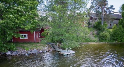 LohjaKällgård的河边的红房子