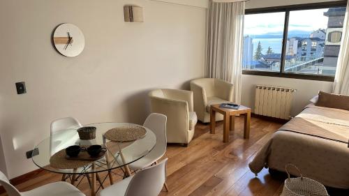 圣卡洛斯-德巴里洛切Urban Patagonia Apart的客厅配有床和桌椅