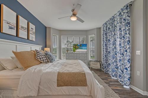 那不勒斯Golf Condo- Resort Pool- LakeView- 10mi to beaches的一间卧室配有一张床和一台电视。