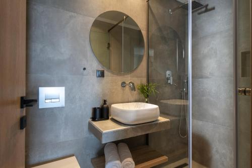 尼基季Melian Suites的一间带水槽和镜子的浴室