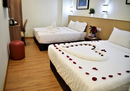 吉隆坡ECO HOTEL at BB的酒店客房,配有两张心形床