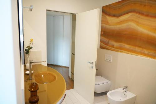 热那亚Casa Amina的一间带水槽和卫生间的浴室