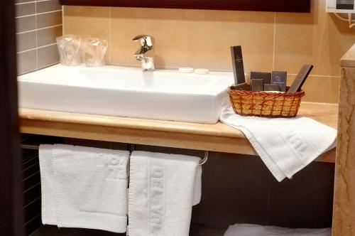 安度亚尔德瓦尔酒店的浴室柜台配有水槽和毛巾