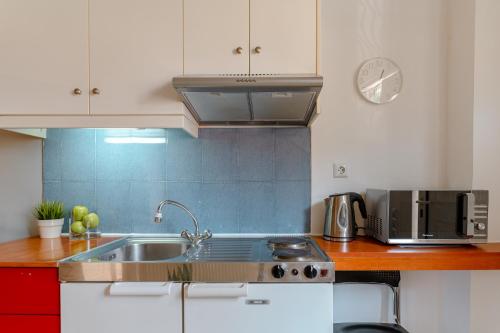 帕特雷A & D Houses的厨房配有水槽和微波炉
