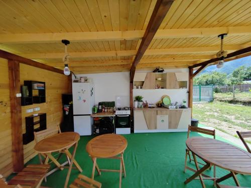 布雷佐伊Luna Rock Glamping Brezoi - Blue Scai的小屋的厨房和用餐区设有木制天花板。