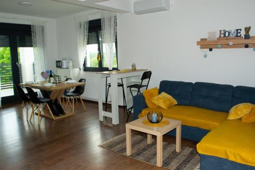 圣马丁娜穆里Kraljeva hiža - Apartmani i sobe Kralj的客厅配有蓝色的沙发和桌子