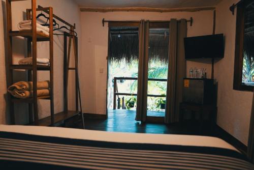 巴卡拉尔Bluebayou Bacalar的一间卧室配有双层床和滑动玻璃门