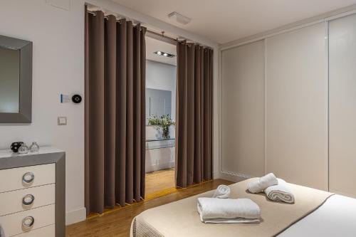 马德里BNBHolder Apartamentos en Sol Deluxe 1的一间卧室配有带毛巾的床
