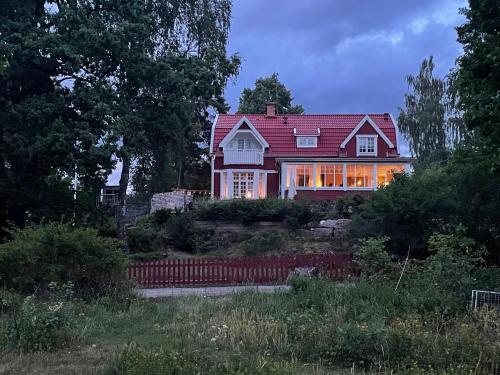 科尔莫登Villa Rye Street Kolmården的红色房子,有红色屋顶