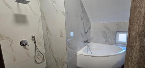 扎马迪Vécsey House Zamárdi的一间带白色卫生间的浴室和窗户。