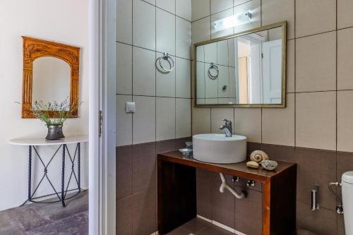 帕诺尔莫斯斯科派洛斯ALTHEA的一间带水槽和镜子的浴室