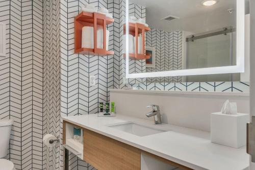 德斯坦Evoke Destin Hotel的一间带水槽和镜子的浴室