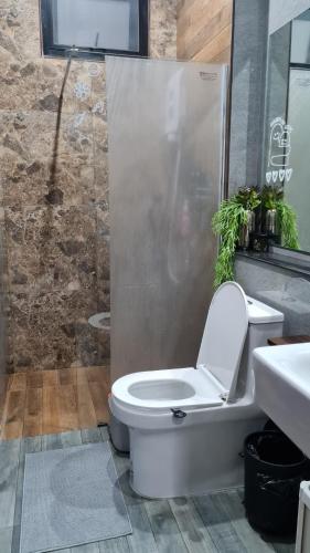 Ban Nong Hinบ้านเซฟโซน的浴室配有白色卫生间和盥洗盆。