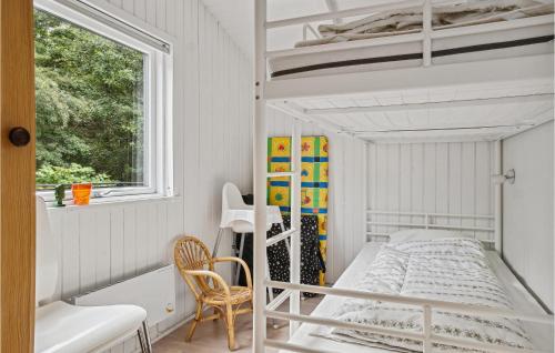 蒂霍尔姆Strandbo的一间小卧室,配有双层床和窗户