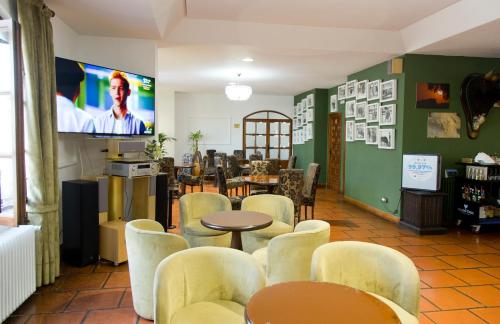 加林多伊佩瑞霍伊拉德酒店的一间设有桌椅和电视的等候室