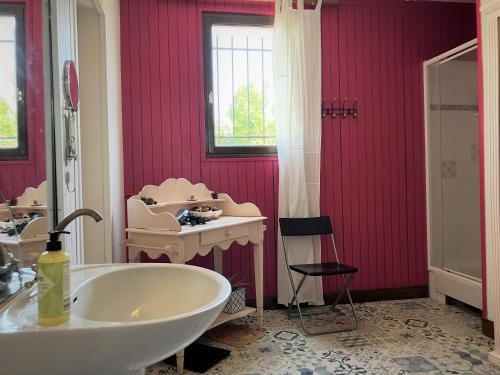 Le CrèsChambre ou Suite de l'Impasse du Pressoir的浴室配有白色浴缸和水槽