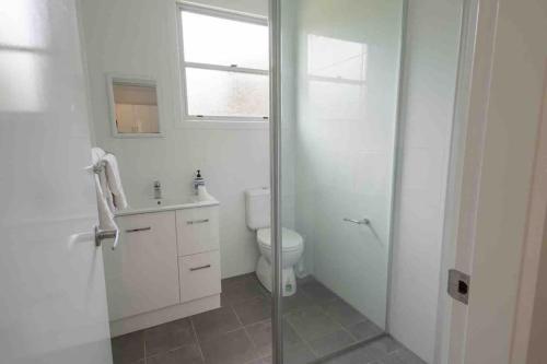 阿米代尔Garden-nestled granny flat between winery and town的带淋浴、卫生间和盥洗盆的浴室
