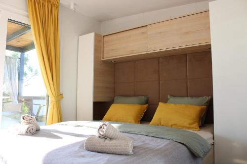 科兰Sha-Shaaa Luxury Mobile Home - Terra Park SpiritoS的一间卧室配有一张大床和毛巾
