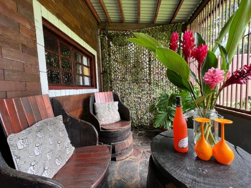 Chilibre巴拿马猴子山林小屋住宿加早餐旅馆的庭院里设有一张桌子,上面有橙花花花