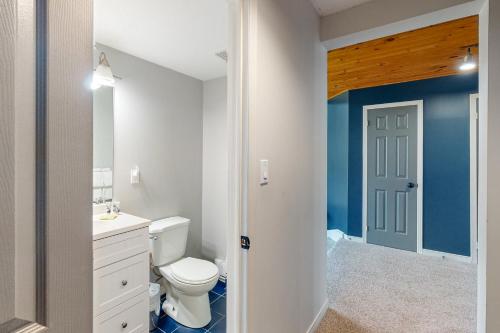 蓝山Wintergreen 126的浴室设有白色卫生间和蓝色的墙壁。