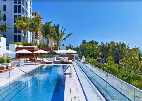 迈阿密海滩1 Hotel & Homes Miami Beach Oceanfront Residence Suites By Joe Semary的度假村游泳池的图片