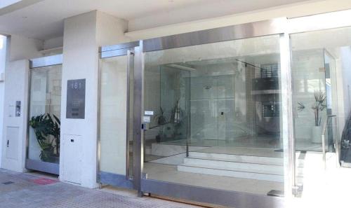 拉普拉塔Casa14的玻璃门进入大楼的入口