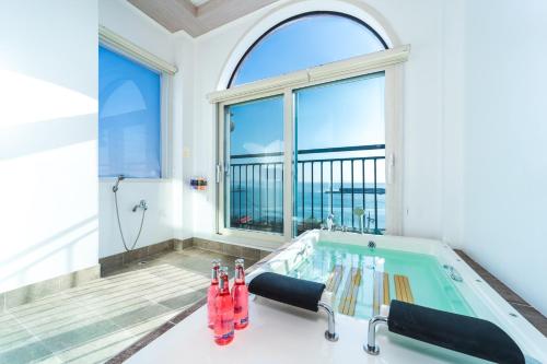 扶安Goonghang Resort的带大窗户的客房内的热水浴池