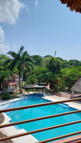 巴里奥斯港Hotel MarBrissa的棕榈树度假村的游泳池