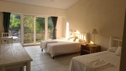 巴里奥斯港Hotel MarBrissa的酒店客房设有两张床和一个阳台。