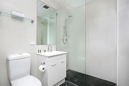 悉尼CLD01 - 1 bedroom unit - Bridge Street, Sydney CBD的一间带卫生间和玻璃淋浴间的浴室