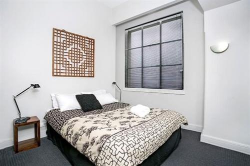 悉尼CLD01 - 1 bedroom unit - Bridge Street, Sydney CBD的一间卧室设有一张床和一个窗口