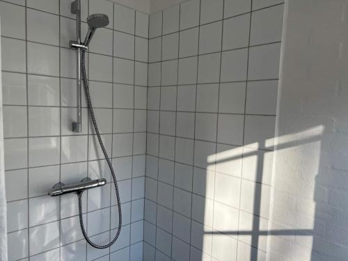 斯瓦讷克Holiday home Svaneke LXII的浴室内配有淋浴和头顶淋浴