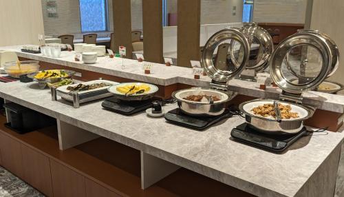 高知Tourist Inn Kochi的包含许多食物的自助餐