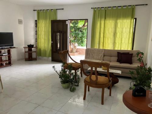 卡塔赫纳Casa Encanto Cartagena Colombia的带沙发和电视的客厅