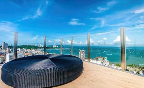 芭堤雅市中心BASE Central PATTAYA Quiet Room with Infinity Pool & Free Netflix的大型黑奥斯曼式海景阳台