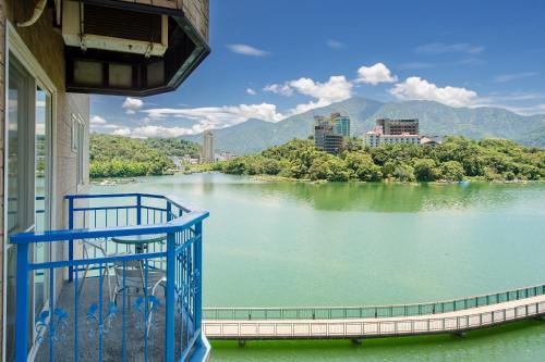 鱼池乡碧水山居湖畔民宿的阳台享有河景