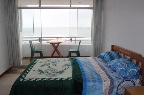 奇卡马港TITI SURF CHICAMA的一间卧室设有一张床,享有海景