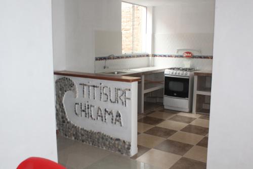 奇卡马港TITI SURF CHICAMA的厨房里标有厨房瓷器的标志
