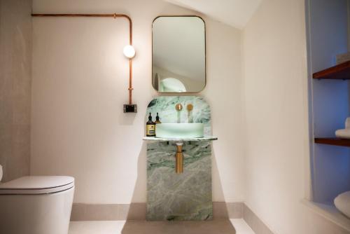 弗里曼特Warders Hotel Fremantle Markets的一间带水槽和镜子的浴室