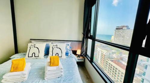 芭堤雅市中心BASE Central PATTAYA Quiet Room with Infinity Pool & Free Netflix的一间卧室设有一张床和一个大窗户