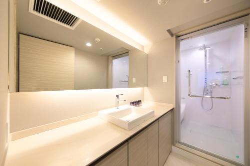 鹿儿岛QuintessaHotel KagoshimaTenmonkan Relax&Sleep的一间带水槽和淋浴的浴室