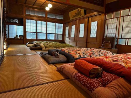 富田林Old Japanese House的一间房间,地板上摆放着一束床