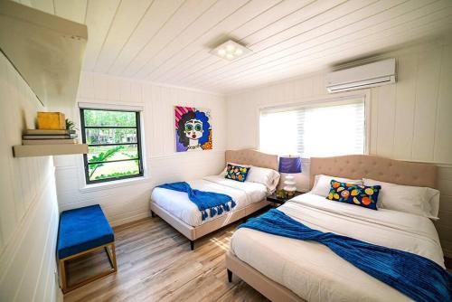 迈阿密Luxury Miami Village w/Pool+Grill+MiniGolf的一间带两张床和一张沙发的卧室