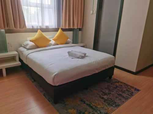 关丹Lovita Hotel Kuantan的卧室里设有一张床,上面有一只动物