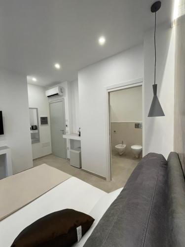 奥尔比亚Bullerjanos的白色的客房设有床和浴室。