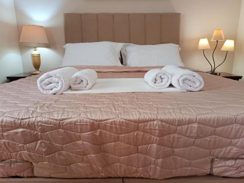 马夫罗沃Malvazios Villas #8的一间卧室配有带毛巾的床