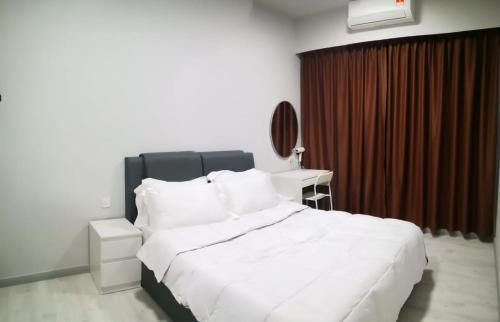 哥打京那巴鲁LILO Staycation JQ的卧室配有一张白色大床和一张书桌