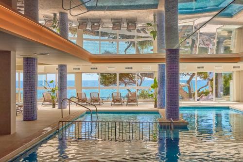 帕格拉Universal Hotel Lido Park & Spa的海景酒店游泳池