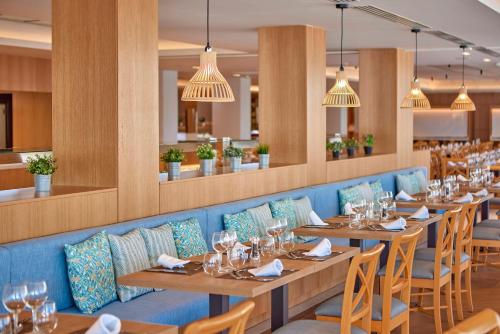 帕格拉Universal Hotel Lido Park & Spa的用餐室配有木桌和椅子