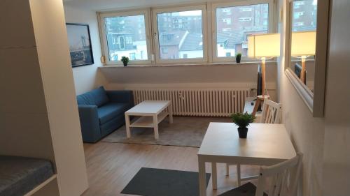 门兴格拉德巴赫Frisch renoviertes Appartement的一个带桌子和沙发的小客厅